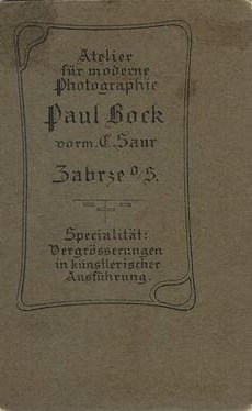 Zdjcie wykonane w Atelier Paula Bocka. Wysoko 8,9 cm, szeroko 5,9 cm, naklejone na kartoniku o wysokoci 10,3 cm, szerokoci 6,3 cm i gruboci 1 mm. Na kartoniku napis Paul Bock vorm C. Saur Zabrze O/S.